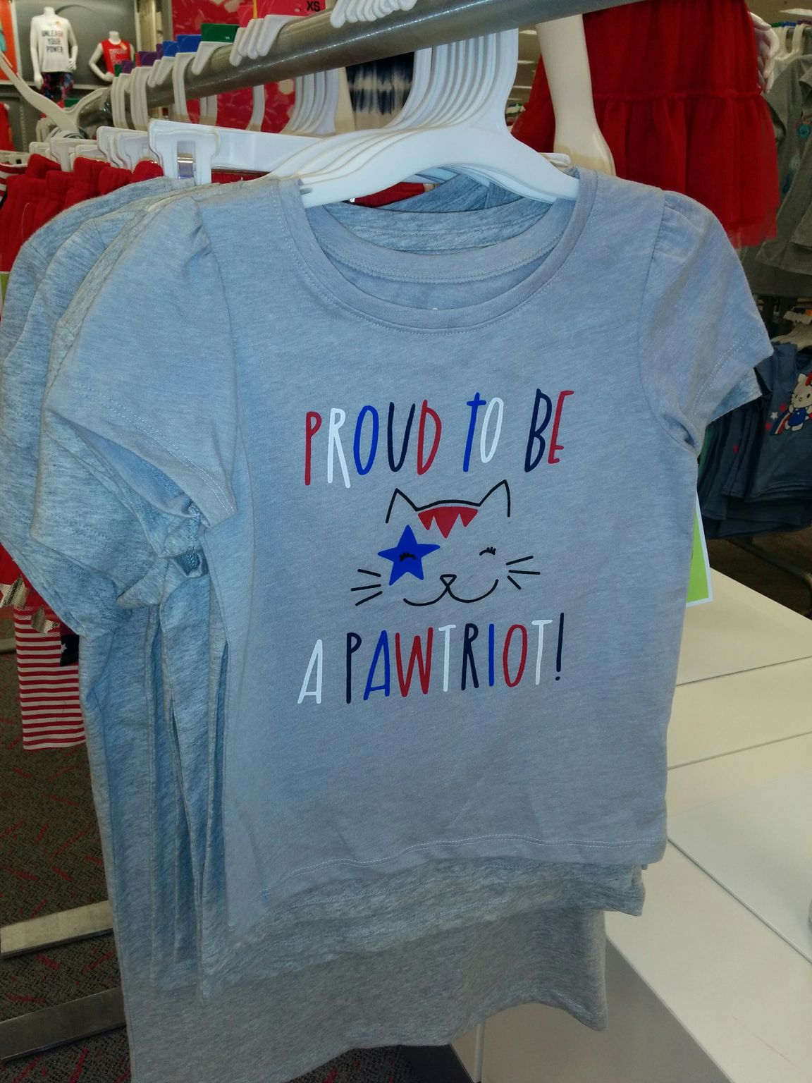 Un t-shirt pour ceux qui aiment les USA et les chats : un jeu de mot entre patriot et paw (patte).